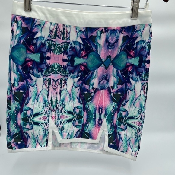 Tobi Dresses & Skirts - Tobi Short Mini Skirt Abstract Print Front slits PREOWNED/USED